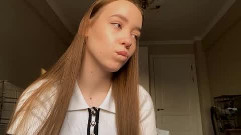 Snapshot of ellamenas chatting on October 3, 1:19 pm Ella online show from October 3, 1:19 pm