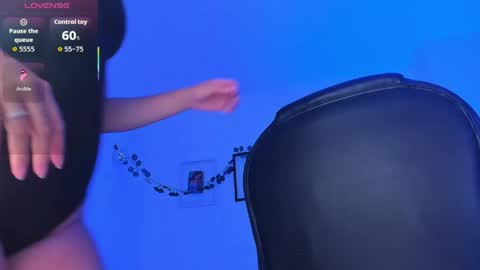 ellarosee_ online show from April 10, 7:07 pm