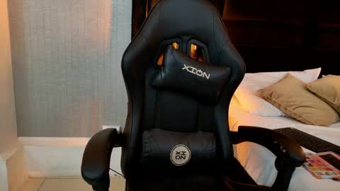 Ella Sanders online show from April 18, 12:36 am