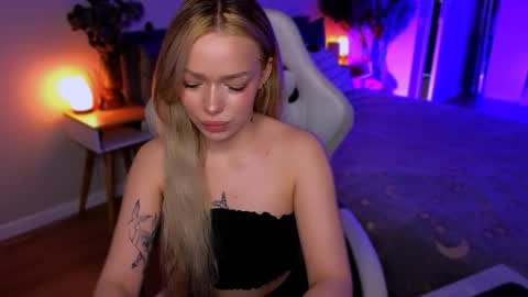 Ella online show from March 30, 5:41 am