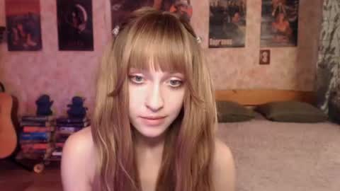 Snapshot of ellie_friendly chatting on July 2, 12:32 am ellie_friendly online show from July 2, 12:32 am