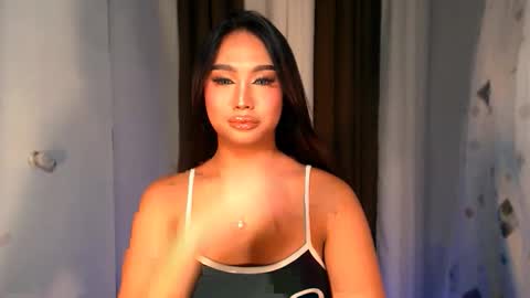 Snapshot of elliecummers chatting on December 3, 7:01 pm ellie online show from December 3, 7:01 pm