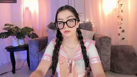 elliedream_ online show from June 30, 3:13 pm