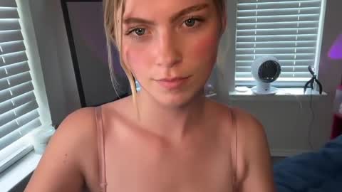 Ellie online show from April 16, 9:39 pm