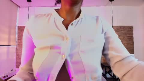 Snapshot of elliee_alves chatting on June 18, 5:17 pm elliee_alves online show from June 18, 5:17 pm