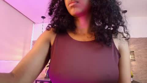 Snapshot of elliee_alves chatting on June 20, 4:10 pm elliee_alves online show from June 20, 4:10 pm