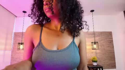 Snapshot of elliee_alves chatting on June 26, 1:26 pm elliee_alves online show from June 26, 1:26 pm