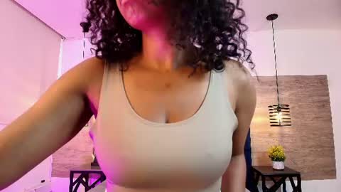 Snapshot of elliee_alves chatting on June 30, 1:45 pm elliee_alves online show from June 30, 1:45 pm