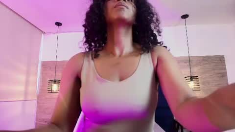 Snapshot of elliee_alves chatting on July 10, 1:25 pm elliee_alves online show from July 10, 1:25 pm