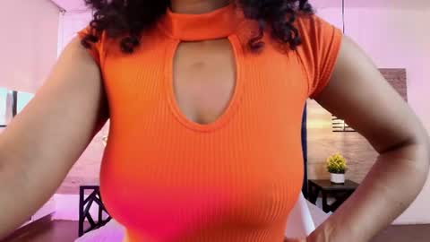Snapshot of elliee_alves chatting on July 22, 2:09 pm elliee_alves online show from July 22, 2:09 pm
