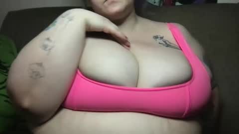 Snapshot of ellielouise11 chatting on February 22, 11:03 pm Ellie Louise online show from February 22, 11:03 pm