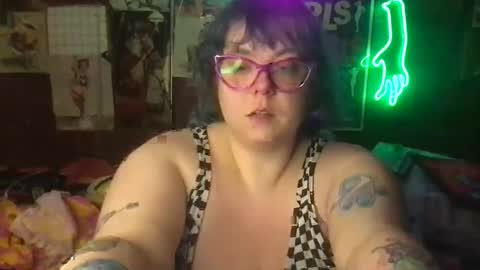 Snapshot of ellielouise11 chatting on March 7, 2:57 am Ellie Louise online show from March 7, 2:57 am