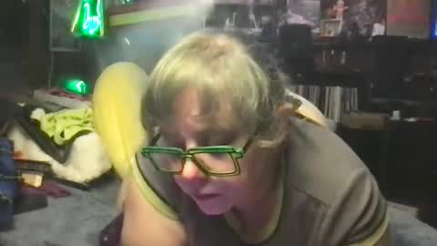 Snapshot of ellielouise11 chatting on October 1, 9:43 pm Ellie Louise online show from October 1, 9:43 pm