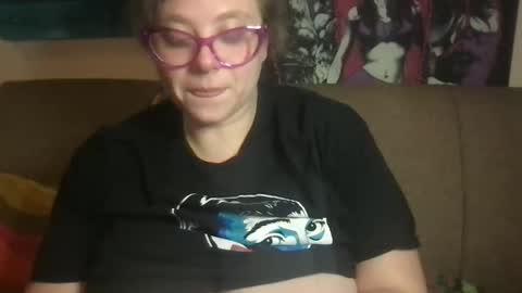 Snapshot of ellielouise11 chatting on December 4, 9:34 pm Ellie Louise online show from December 4, 9:34 pm