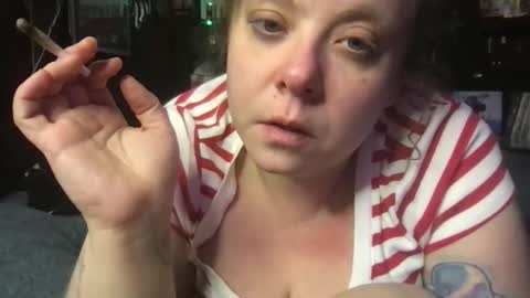 Snapshot of ellielouise11 chatting on December 17, 6:08 am Ellie Louise online show from December 17, 6:08 am