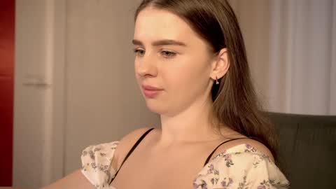 Snapshot of elliephant_ chatting on December 15, 11:23 am just Emily online show from December 15, 11:23 am