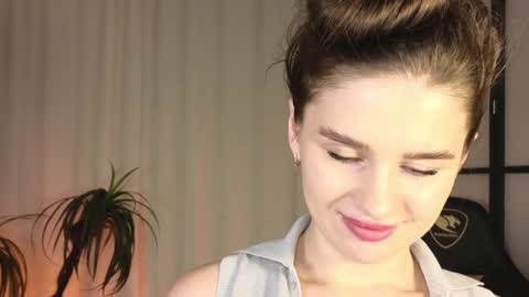 Snapshot of elliephant_ chatting on December 30, 3:24 pm just Emily online show from December 30, 3:24 pm