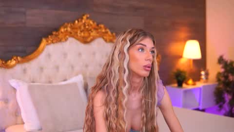 Snapshot of ellieredd chatting on November 3, 9:54 am Ellie online show from November 3, 9:54 am