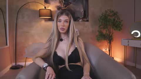 Snapshot of ellieredd chatting on November 26, 4:57 am Ellie online show from November 26, 4:57 am