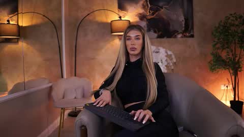 Snapshot of ellieredd chatting on November 30, 5:22 am Ellie online show from November 30, 5:22 am