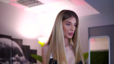 Snapshot of ellieredd chatting on December 2, 6:58 pm Ellie online show from December 2, 6:58 pm