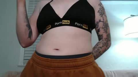 Snapshot of ellierowyn chatting on October 9, 2:53 am Ellie Rowyn online show from October 9, 2:53 am