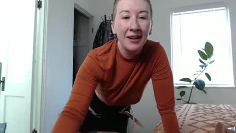 Snapshot of ellierowyn chatting on November 12, 8:52 pm Ellie Rowyn online show from November 12, 8:52 pm