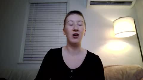 Snapshot of ellierowyn chatting on November 25, 2:44 am Ellie Rowyn online show from November 25, 2:44 am