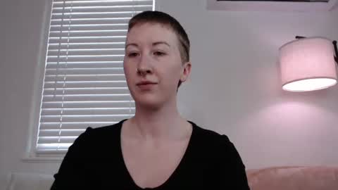 Snapshot of ellierowyn chatting on December 4, 10:18 pm Ellie Rowyn online show from December 4, 10:18 pm