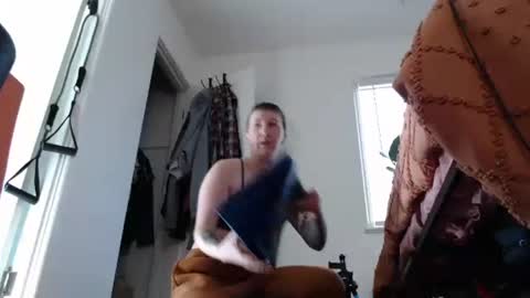 Snapshot of ellierowyn chatting on December 15, 7:40 pm Ellie Rowyn online show from December 15, 7:40 pm