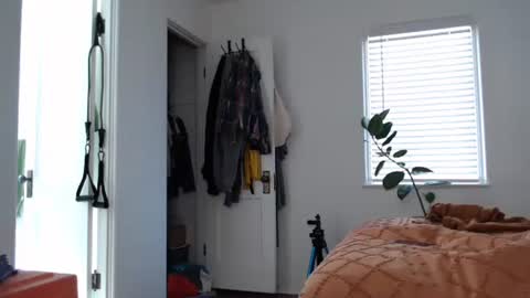 Snapshot of ellierowyn chatting on December 17, 6:58 pm Ellie Rowyn online show from December 17, 6:58 pm