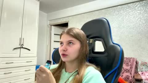 Snapshot of ellina_ chatting on August 6, 10:28 am Elly online show from August 6, 10:28 am