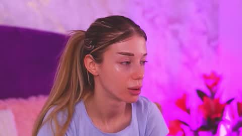 EllinaNuria online show from February 24, 4:43 am