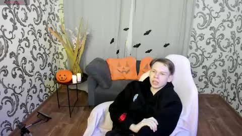 elliot_mars_ online show from October 28, 5:26 pm