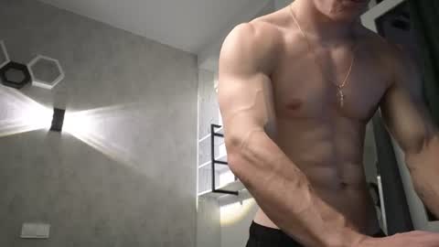 Snapshot of elliot_muscle04 chatting on June 20, 6:11 pm elliot_muscle04 online show from June 20, 6:11 pm