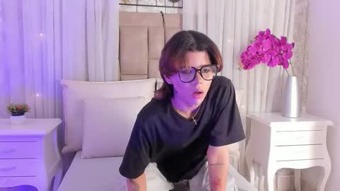 Snapshot of elliot_walker chatting on February 2, 8:51 pm online show from February 2, 8:51 pm