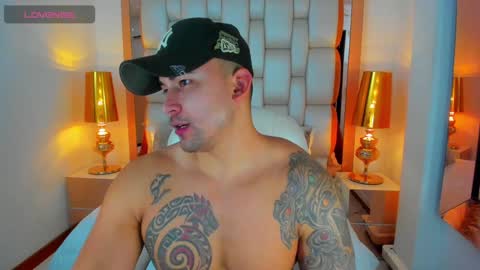Snapshot of elliott_veelez chatting on January 22, 8:28 pm E L L I O T V E L E Z online show from January 22, 8:28 pm
