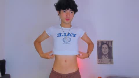 Snapshot of elliotvolkov chatting on May 22, 2:33 pm elliotvolkov online show from May 22, 2:33 pm