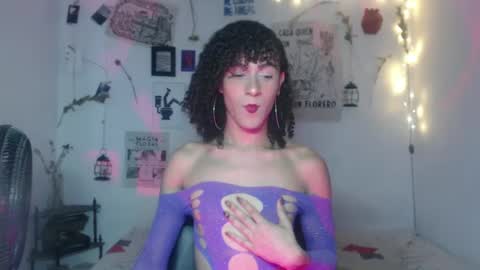 Snapshot of ellis_flowers chatting on September 25, 8:01 pm . online show from September 25, 8:01 pm