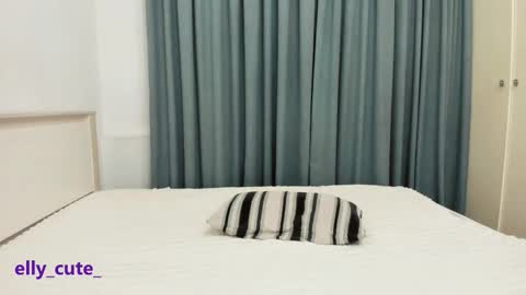 Snapshot of elly_cute_ chatting on November 22, 1:37 am Elly Cute online show from November 22, 1:37 am