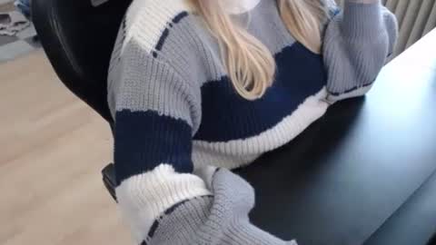 Snapshot of elly_petite chatting on September 26, 2:54 pm Elly online show from September 26, 2:54 pm