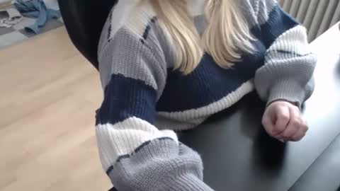 Snapshot of elly_petite chatting on September 27, 9:25 am Elly online show from September 27, 9:25 am