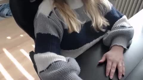 Snapshot of elly_petite chatting on September 28, 1:05 pm Elly online show from September 28, 1:05 pm