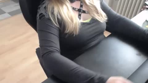 Snapshot of elly_petite chatting on October 13, 7:30 am Elly online show from October 13, 7:30 am
