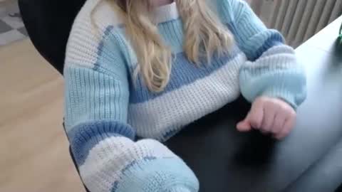 Snapshot of elly_petite chatting on October 17, 2:08 pm Elly online show from October 17, 2:08 pm