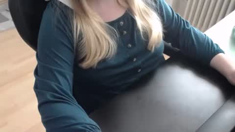 Snapshot of elly_petite chatting on October 18, 9:32 am Elly online show from October 18, 9:32 am