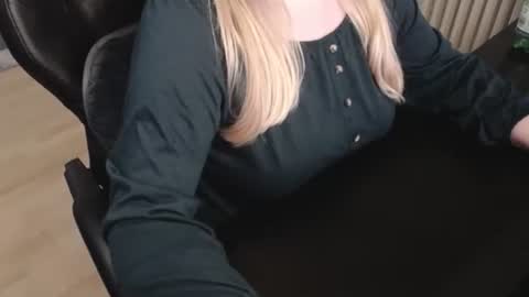 Snapshot of elly_petite chatting on October 18, 9:37 pm Elly online show from October 18, 9:37 pm