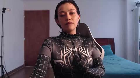 Snapshot of elly_uwuw chatting on October 17, 6:21 pm Emy Castro online show from October 17, 6:21 pm