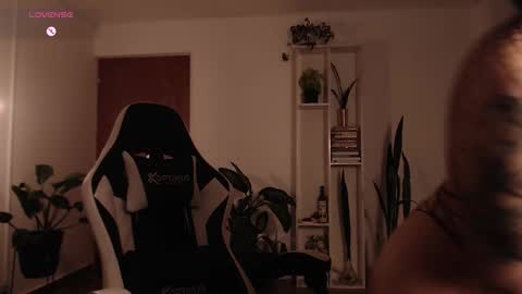 Snapshot of elly_uwuw chatting on November 4, 11:48 pm Emy Castro online show from November 4, 11:48 pm