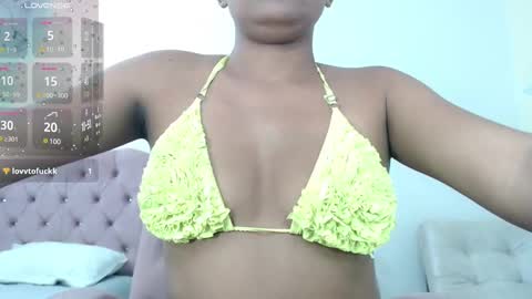 Snapshot of elly_willis chatting on December 12, 10:42 pm Elly online show from December 12, 10:42 pm